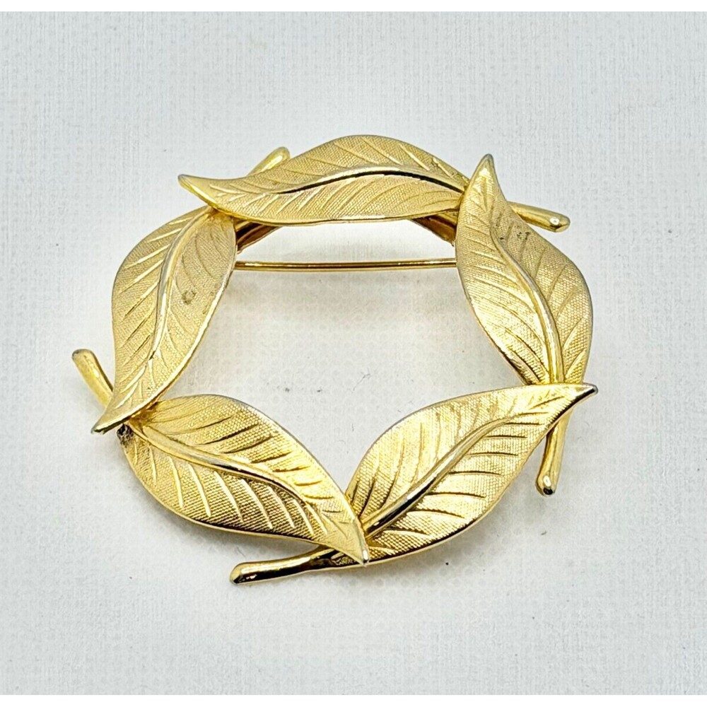 Vintage Gold Tone Leaf Wreath Circle Brooch